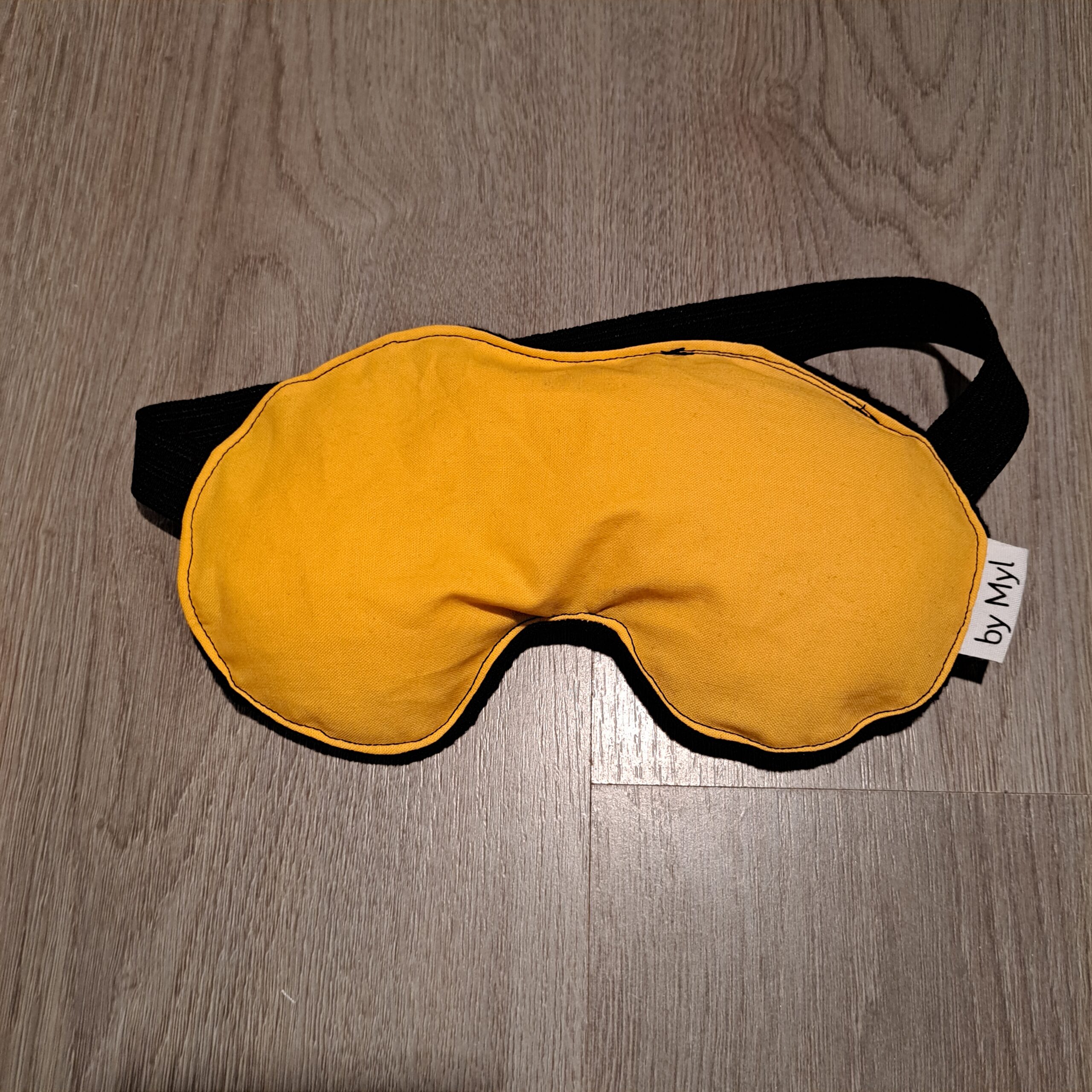 Verzwaard oogmasker. Katoen donkergeel en fleece zwart. van ā¬10,- voor ā¬7,50